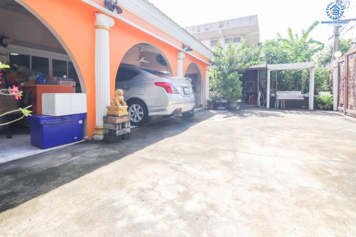 บ้านเดี่ยวทำเลโชคชัย 4 ซอย 56 หลังใหญ่พร้อมอยู่ เนื้อที่ 101 ตร.ว. พร้อมฟังก์ชันที่เหนือกว่าด้วย 5 ห้องนอน 5 ห้องน้ำ ต่อเติมเต็มทั้งหลัง บนทำเลสุดโดดเด่น! พร้อมเชื่อมต่อหลายเส้นทาง ใจกลางแหล่ง Community Mall ชั้นนำมากมาย ใกล้รถไฟฟ้าสายสีเหลือง "โชคชัย4" และทางด่วน "ฉลองรัช"